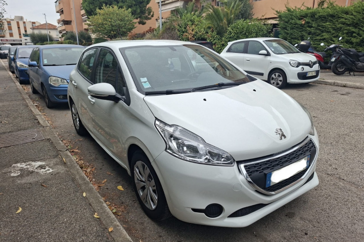 PEUGEOT 208