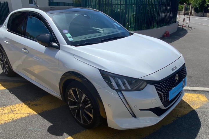 PEUGEOT 208