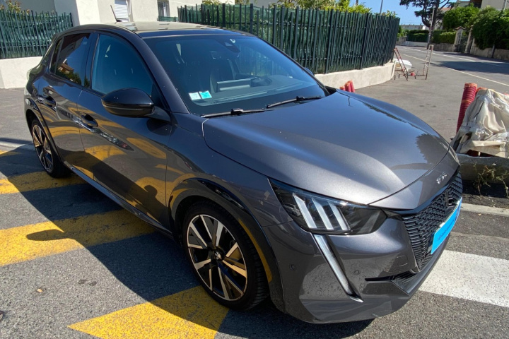 PEUGEOT 208
